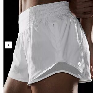 Lululemon Hotty Hot Low Rise Shorts Size 8 Cream/Tan elastic waist zip pocket
